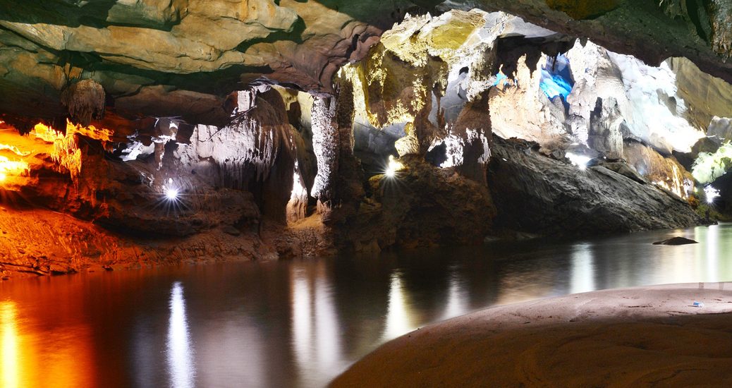 New tour takes travelers deeper into Vietnam's Phong Nha Cave Phong Nha cave system wins second UNESCO title for biodiversity US talk show 'Good Morning America' explores beauty of Vietnamese caves Tourism authority in the central province of Quang Binh has launched another tour to the world famous Phong Nha Cave with a much longer trekking trail and more activities, news website VnExpress reported. The cave, part of the UNESCO world heritage site Phong Nha-Ke Bang National Park, was open to tourists 20 years ago. However, options have been limited. With the new tour, tourists can now explore more than half of the cave's length, which is 7,729 meters, instead of only 1.5 kilometers like before. During the tour, besides trekking they can swim and row a kayak along some sections of a 13,969-meter underground river, including the 300-square meter Xuyen Son Lake. Xuyen Son, which means Trans-Mountain, is better known as "the bottomless lake." Since it was first explored in 2012, experts have not been able to determine its depth. The new tour, which takes about six hours for a round trip