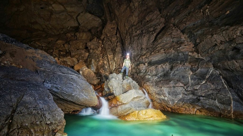 hang-va-cave-5 - Phong Nha Caves Tour